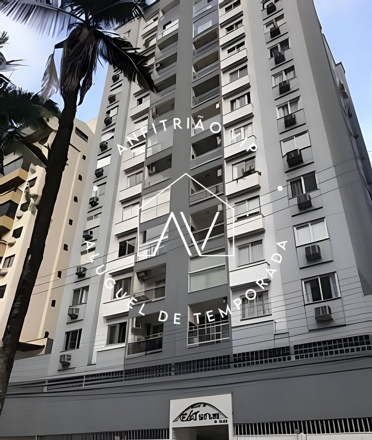 Lindo, reformardo e espaçoso a 200m da praia