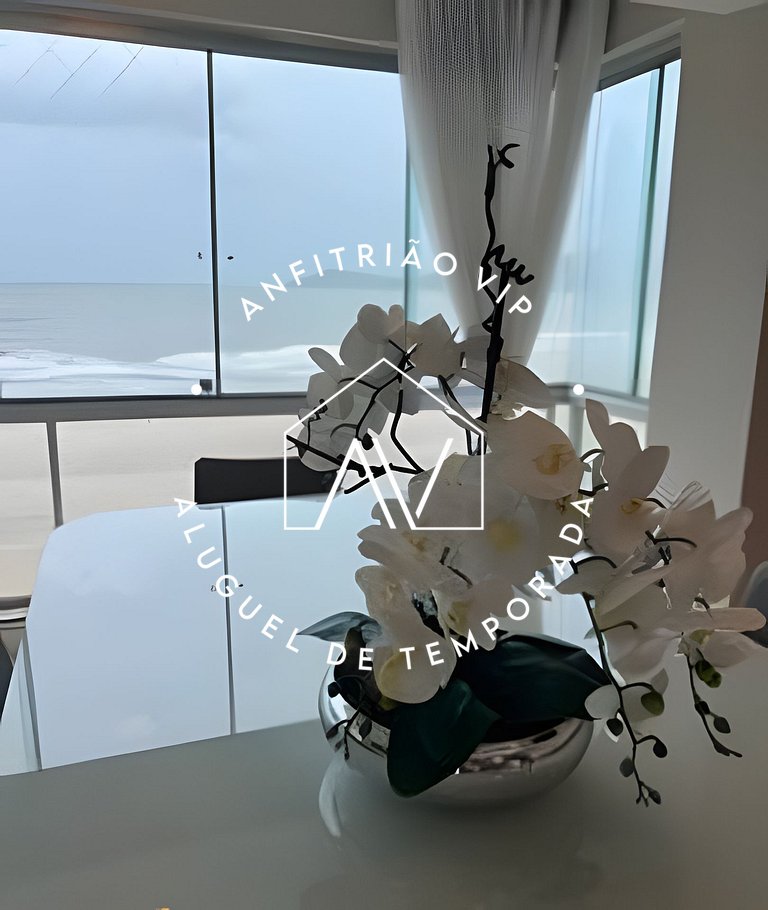 Lindo e espaçoso apartamento frente mar