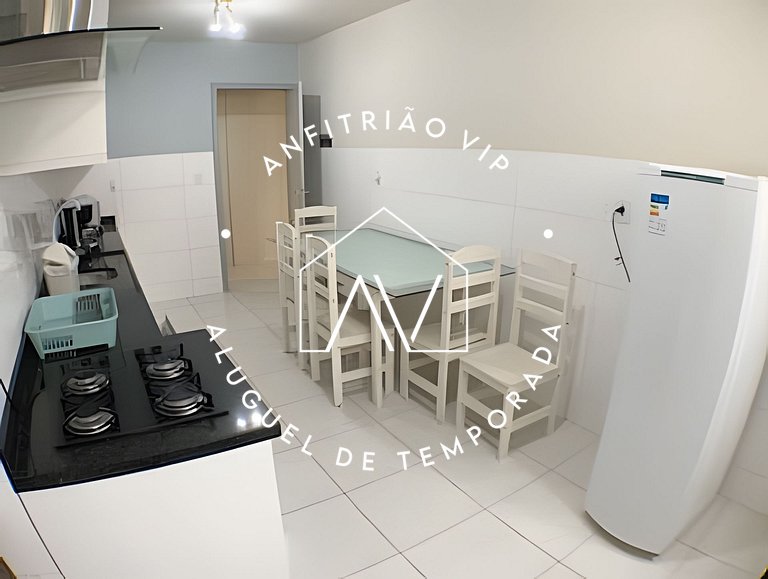 Espaçoso apto frente mar
