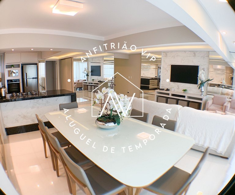 Lindo e espaçoso apartamento frente mar
