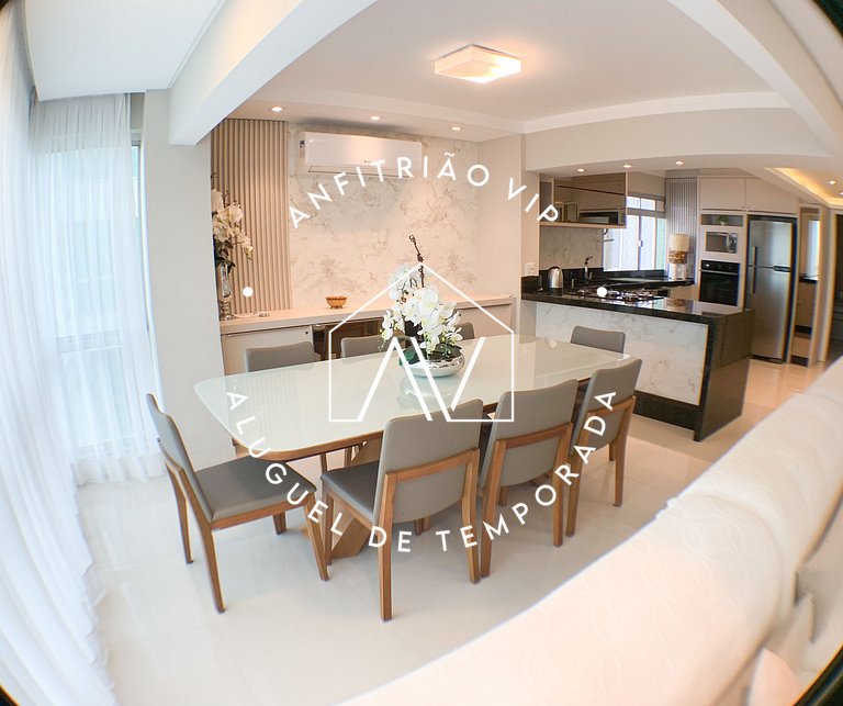Lindo e espaçoso apartamento frente mar