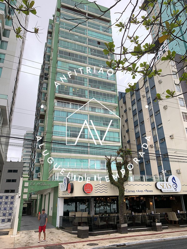 Espaçoso apto em prédio frente mar