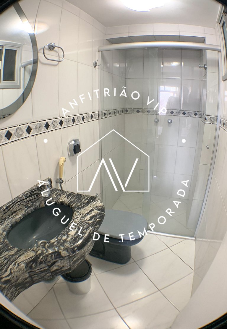 Amplo espaçoso prédio frente mar
