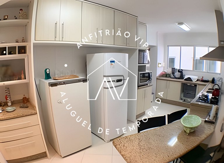 Espaçoso apto em prédio frente mar