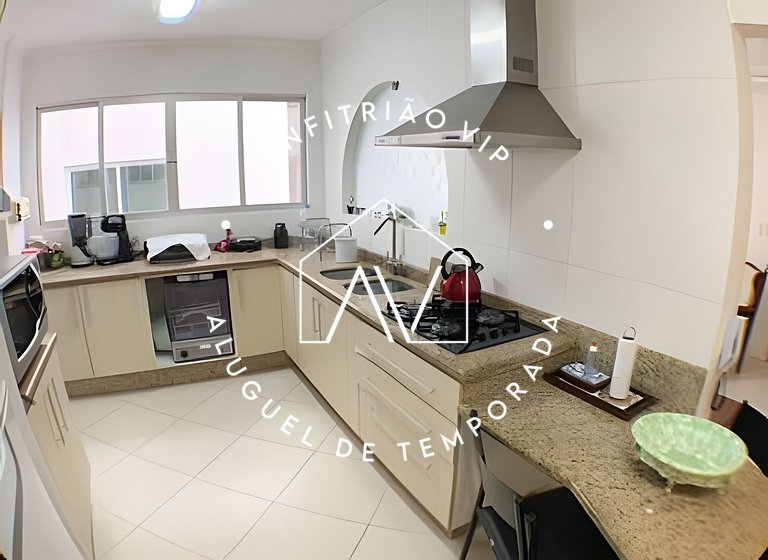 Espaçoso apto em prédio frente mar