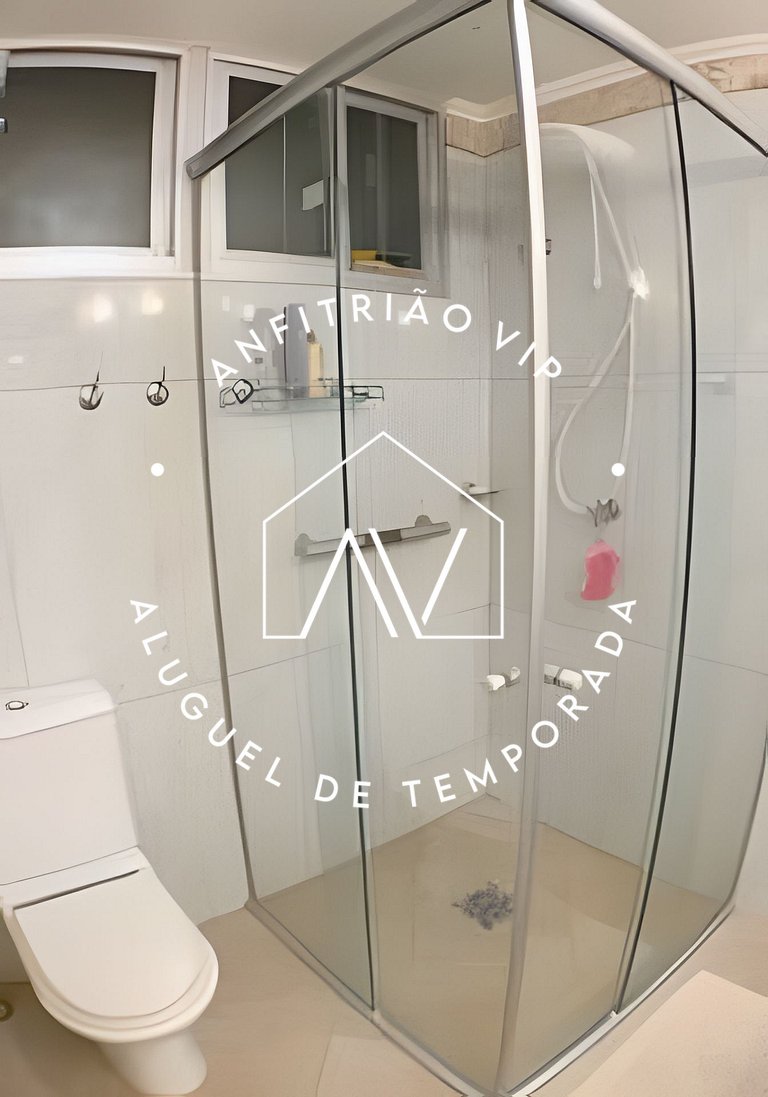 Espaçoso apto em prédio frente mar