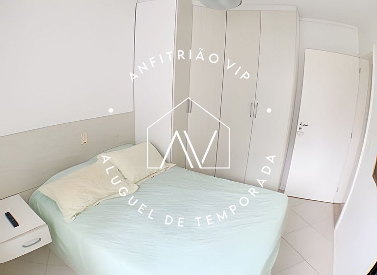 Espaçoso apto em prédio frente mar