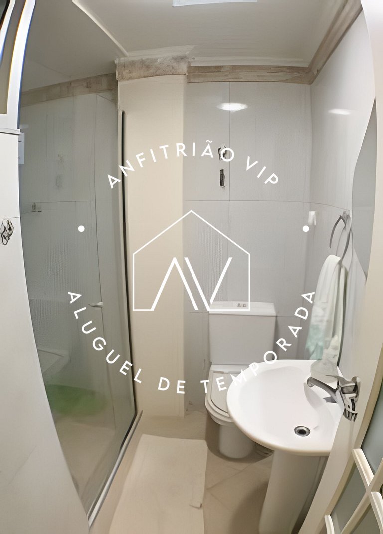 Espaçoso apto em prédio frente mar