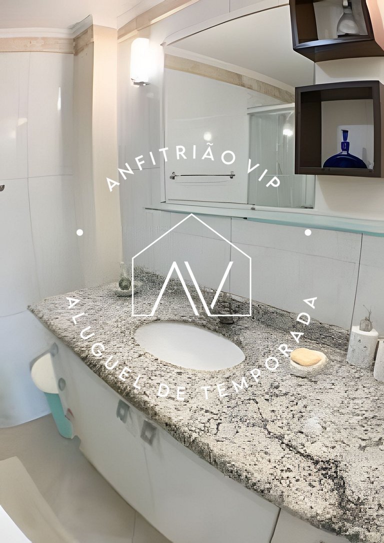 Espaçoso apto em prédio frente mar