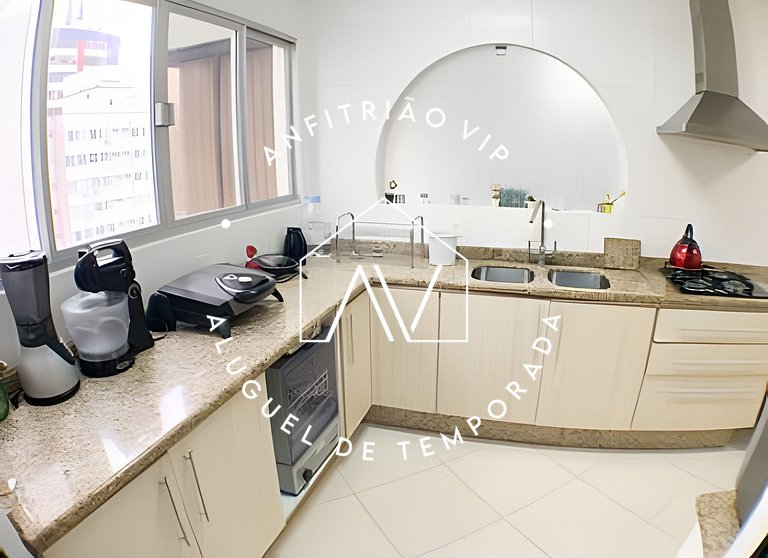 Espaçoso apto em prédio frente mar