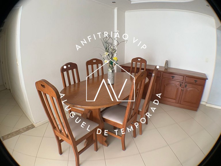 Espaçoso apto em prédio frente mar