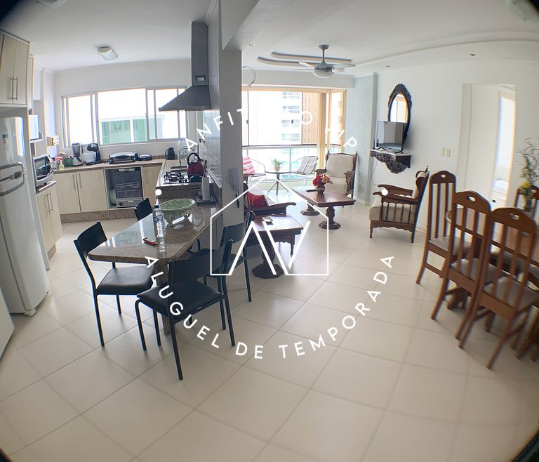 Espaçoso apto em prédio frente mar