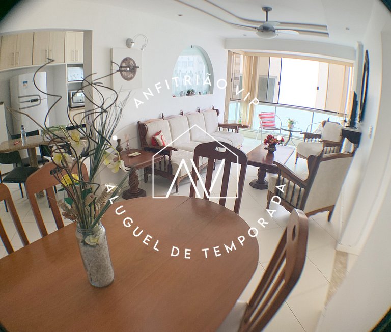 Espaçoso apto em prédio frente mar