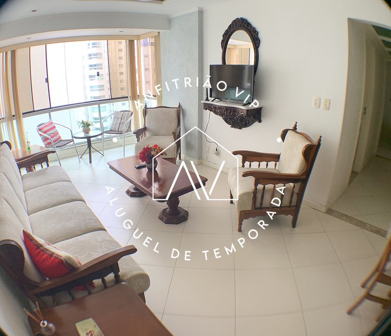 Espaçoso apto em prédio frente mar