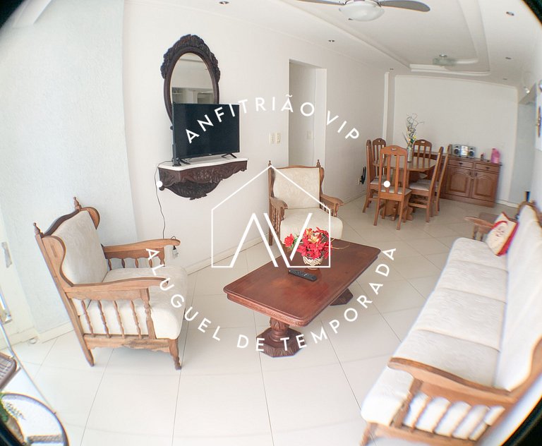 Espaçoso apto em prédio frente mar