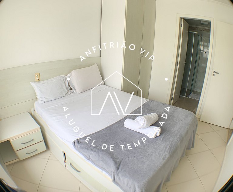 Espaçoso apto em prédio frente mar