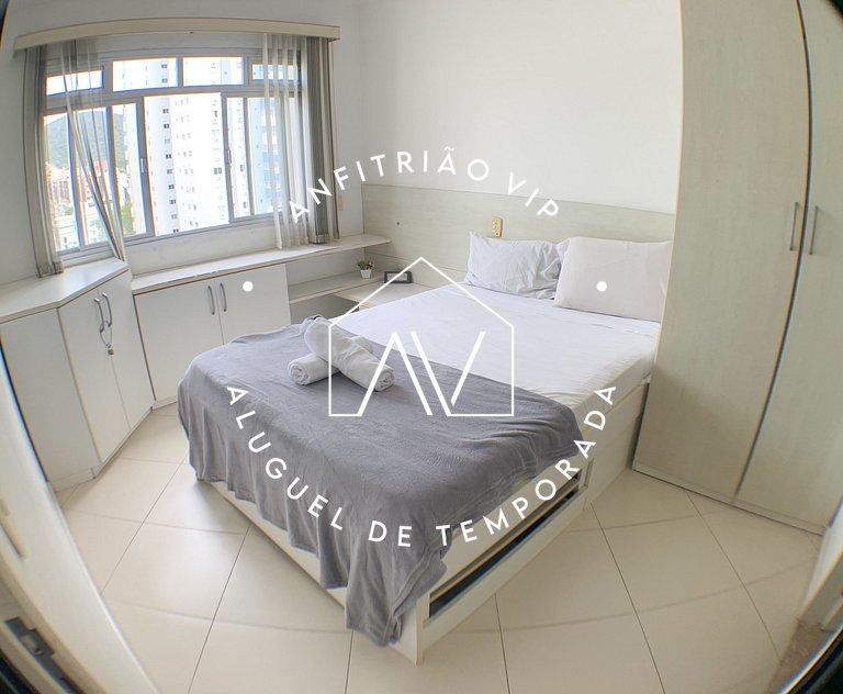 Espaçoso apto em prédio frente mar