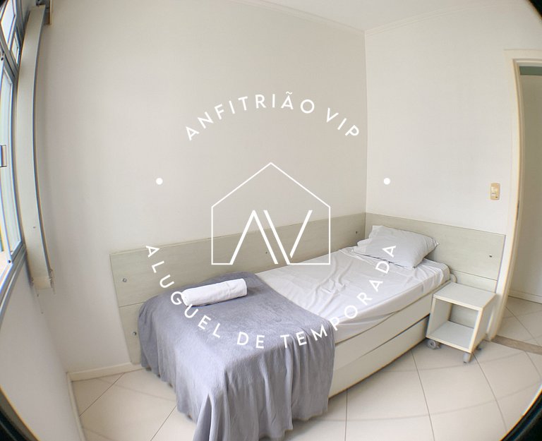 Espaçoso apto em prédio frente mar