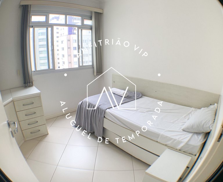 Espaçoso apto em prédio frente mar