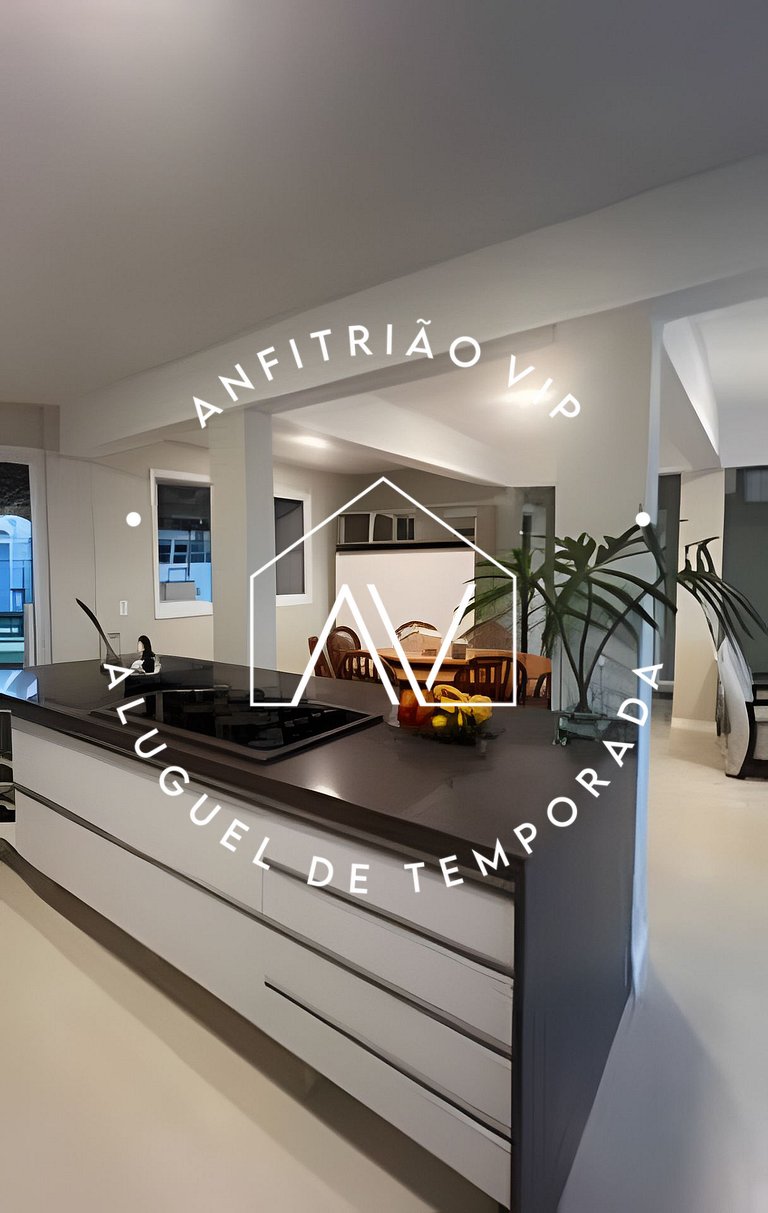 Linda casa reformada frente ao mar com 3 suítes