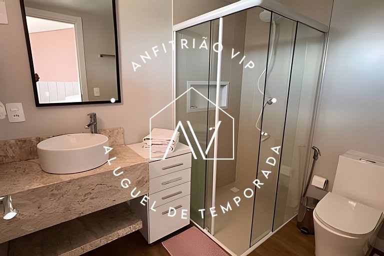 Linda casa reformada frente ao mar com 3 suítes