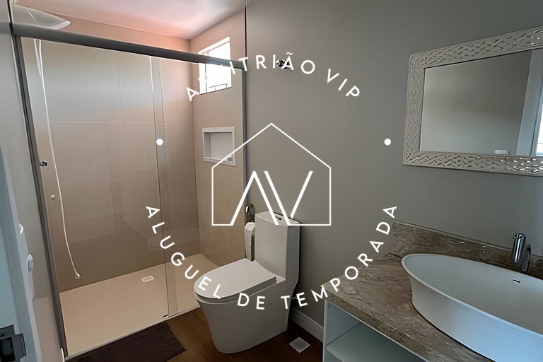 Linda casa reformada frente ao mar com 3 suítes