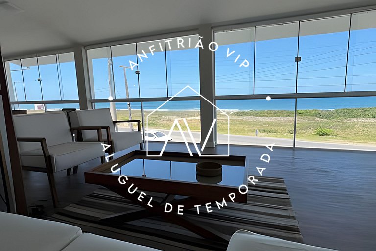 Linda casa reformada frente ao mar com 3 suítes