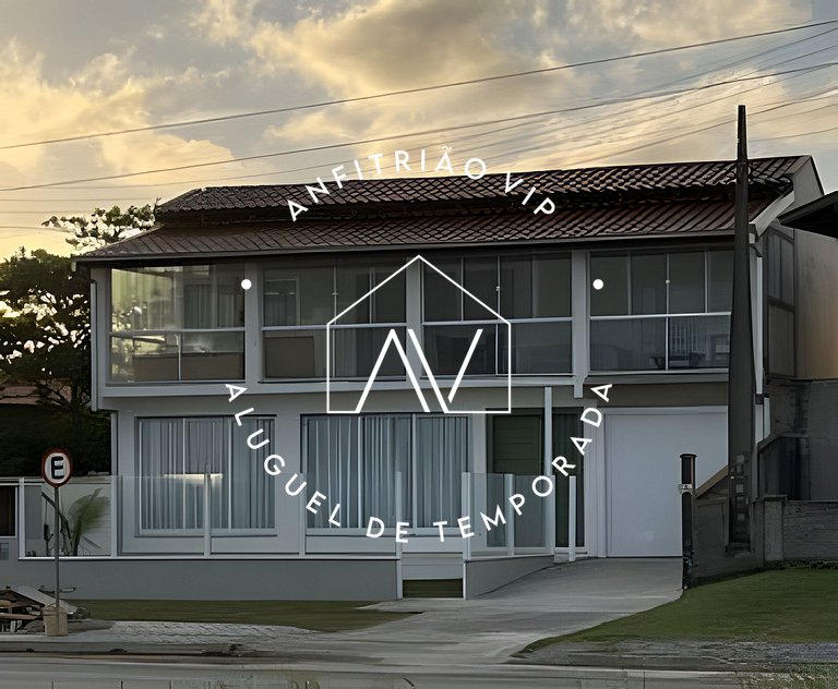 Linda casa reformada frente ao mar com 3 suítes