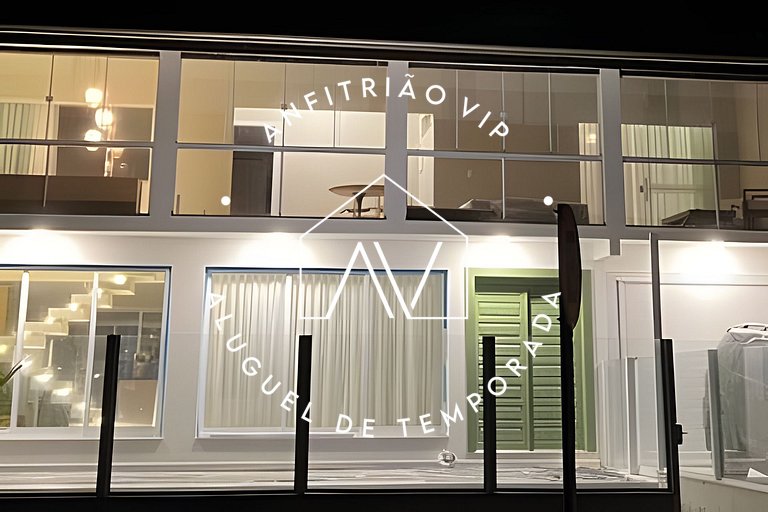 Linda casa reformada frente ao mar com 3 suítes