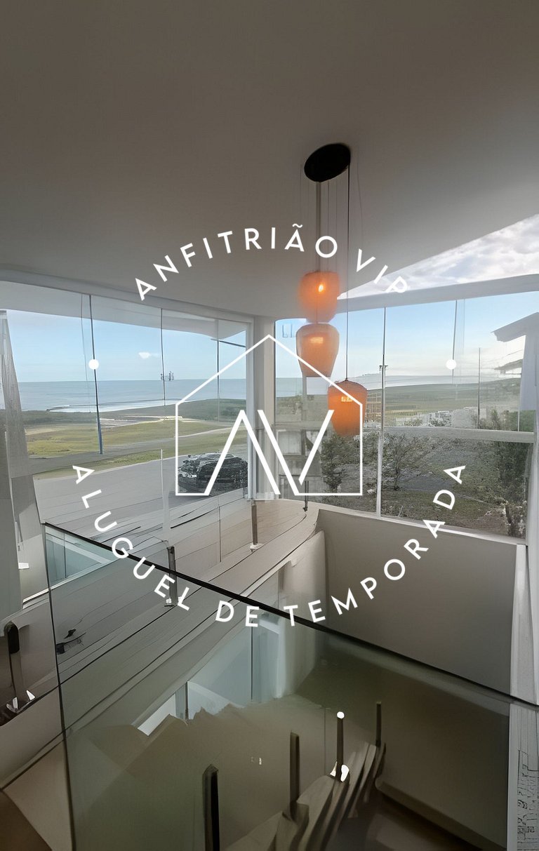 Linda casa reformada frente ao mar com 3 suítes