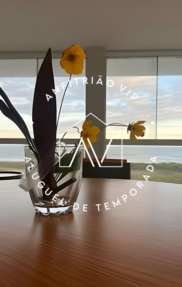 Linda casa reformada frente ao mar com 3 suítes