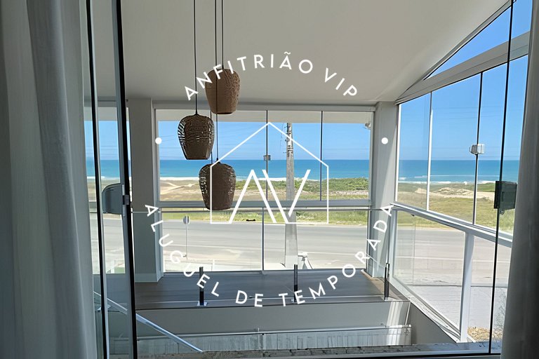Linda casa reformada frente ao mar com 3 suítes