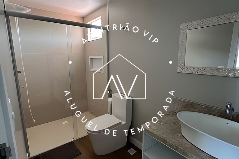 Linda casa reformada frente ao mar com 3 suítes