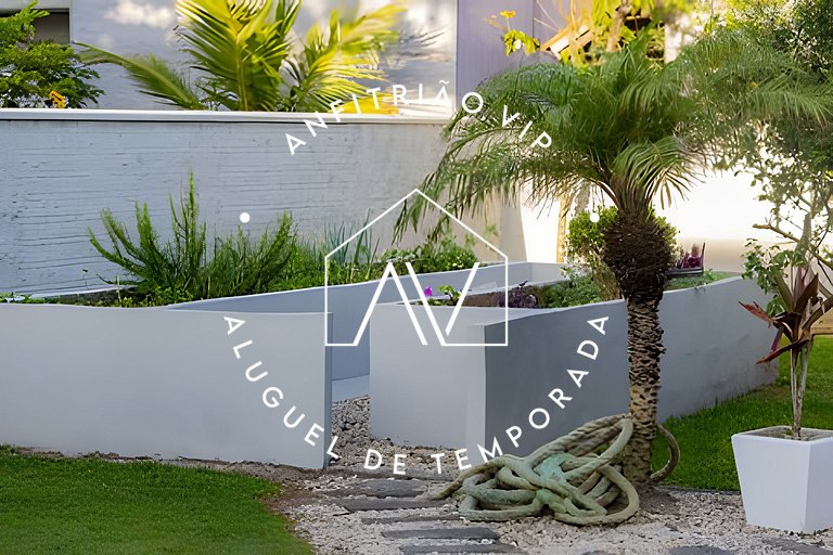 Linda casa reformada frente ao mar com 3 suítes