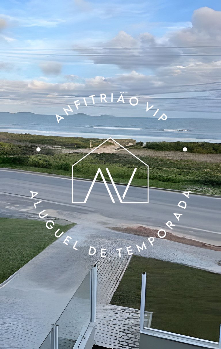 Linda casa reformada frente ao mar com 3 suítes